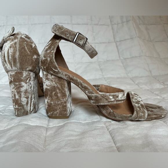 UO Tan / Champagne Crushed Velvet Open Toe Pumps Holiday Cocktail Romantic - 9 - Picture 5 of 8